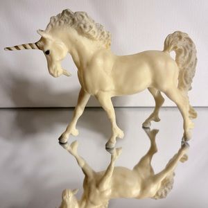 Breyer Vintage Unicorn 9020 white alabaster with gold and silver accents